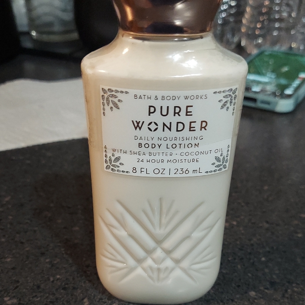 Bath & Body Works Pure Wonder Body Lotion - Cream and Gold